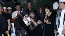Tangis dari keluarga kembali pecah ketika almarhum hendak dimasukkan ke liang lahat. Isak tangis dari keluarga terus terdengar. Begitu juga lantunan doa turut mengiringi hingga jenasah tertutup tanah merah. (Bambang E. Ros/Bintang.com)