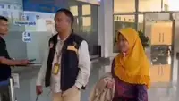 Sri Titik Azizah dijemput dari Bandara Semarang menuju rumahnya di Jepara. (Liputan6.com/Arief Pramono)