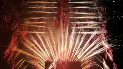 Warna-warni kembang api mewarnai langit di Menara Eiffel saat perayaan tradisional Hari Bastille di Paris, Prancis (14/7). Peringatan ini menandai penyerbuan penjara Bastille pada 14 Juli 1789, yang memicu revolusi Prancis. (REUTERS/Pascal Rossignol)