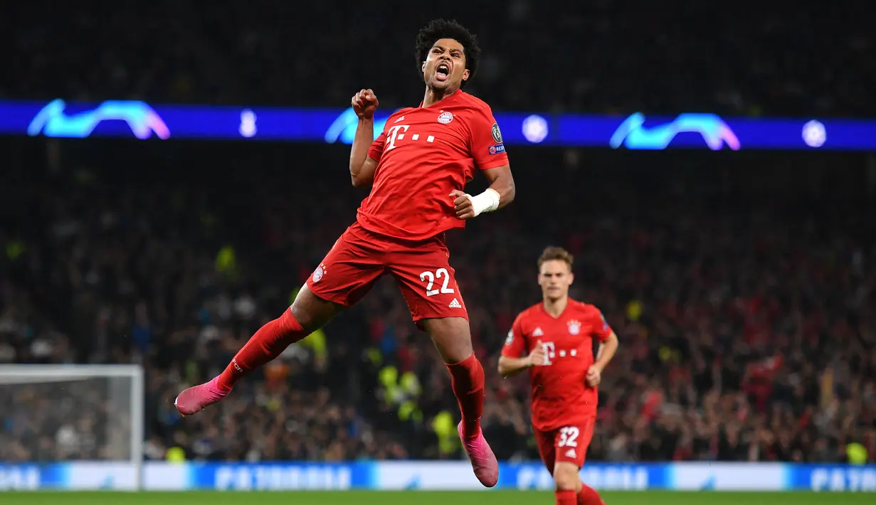 Gelandang Bayern Munchen, Serge Gnabry, merayakan gol yang dicetaknya ke gawang Tottenham pada laga Liga Champions di Stadion Tottenham, London, Selasa (1/10). Tottenham kalah 2-7 dari Munchen. (AFP/Daniel Leal-Olivas)
