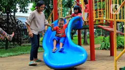 Sejumlah anak menikmati fasilitas yang tersedia di Taman Kebersihan 3, Cengkareng Barat, Jakarta, Rabu (22/1/2020). Taman Kebersihan 3 dilengkapi Rumah Pohon yang memanfaatkan hasil pemangkasan pohon dan tidak menggunakan APBD. (merdeka.com/Magang/Muhammad Fayyadh)