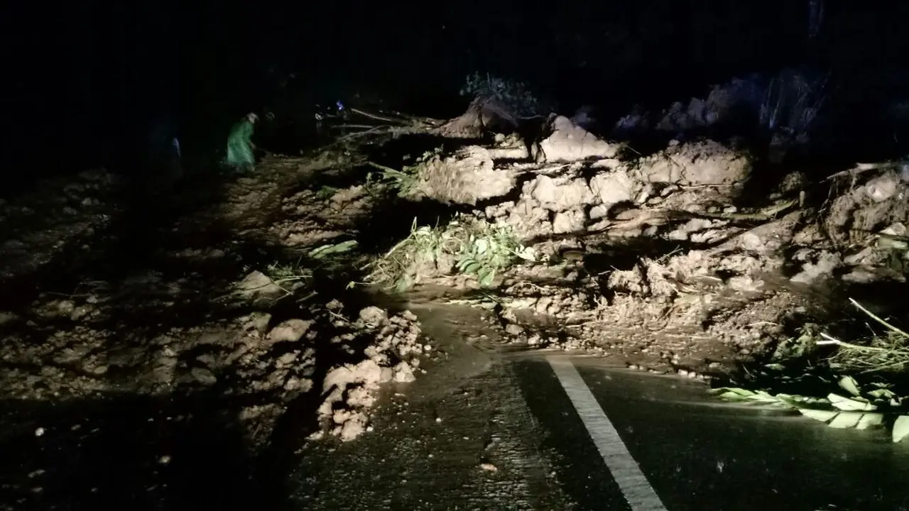 Banjir dan Longsor Landa 50 Koto, Jalur Sumbar-Riau Tersumbat