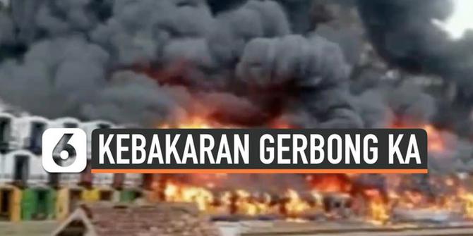 VIDEO: Polisi Selidiki Kebakaran Gerbong Bekas di Stasiun Cikaum