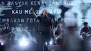 Sepanjang penampilannya, Tulus sukses membangun interaksi dengan penggemarnya dengan membawakan deretan lagu popular, seperti Jatuh Suka, Labirin, Cahaya, hingga Sepatu. Tampak dalam foto, penyanyi, Tulus saat tampil pada hari kedua gelaran KapanLagi Buka Bareng (KLBB) Festival 2026 di Stadion Madya, Kompleks Gelora Bung Karno, Senayan, Jakarta, Minggu 1 Maret 2026. (Fimela.com/Adrian Putra)