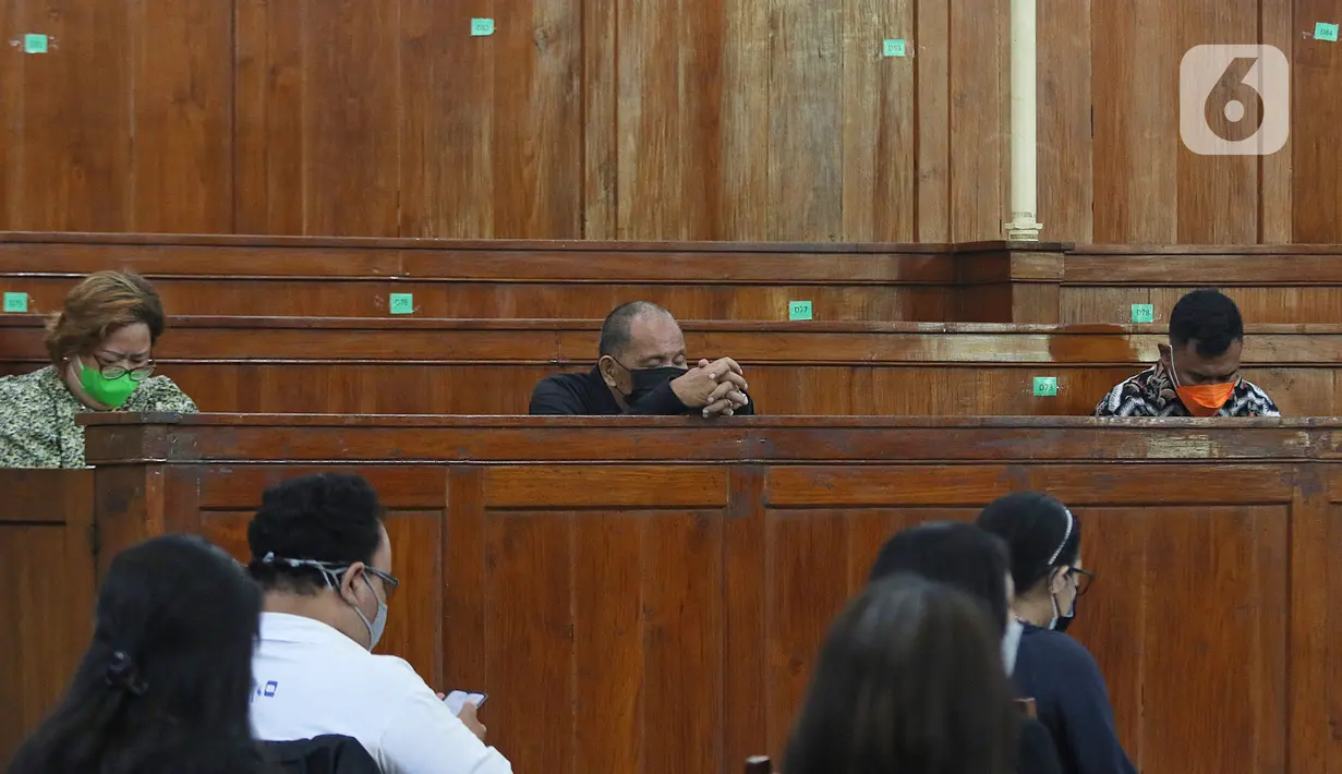 Umat Kristiani melakukan prosesi ibadah misa Jumat Agung pada rangkaian Hari Raya Paskah di Gereja Immanuel, Jakarta, Jumat (2/4/2021). Perayaan Jumat Agung tersebut mengajak umat kristiani mengenang wafatnya Isa Almasih. (Liputan6.com/Herman Zakharia)