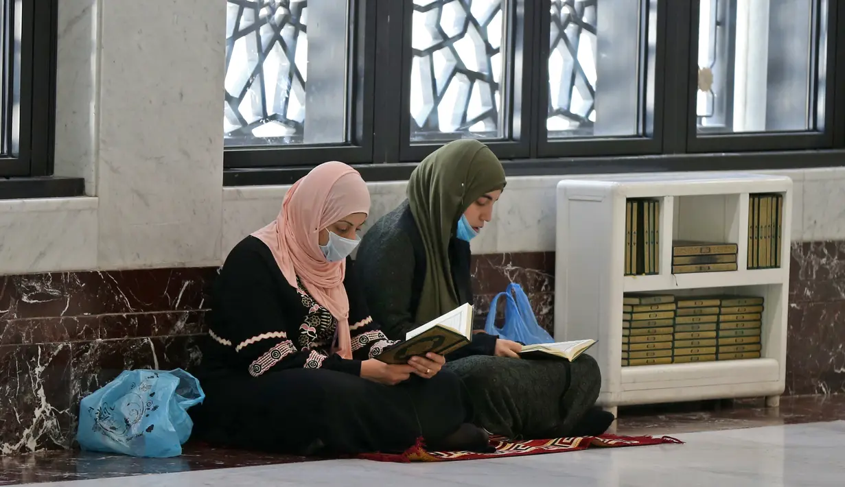 Umat Muslim mengenakan masker di Masjidil Haram, kota suci Makkah, Kamis (27/2/2020). Suasana Masjidil Haram berjalan sebagaimana biasanya pascapengumuman Pemerintah Arab Saudi melarang sementara jemaah umrah ke Tanah Suci terkait pencegahan penyebaran virus korona. (Abdulghani BASHEER/AFP)
