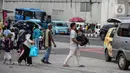 Pemudik arus balik Lebaran Idul Fitri 2023 berjalan saat tiba di Terminal Lebak Bulus, Jakarta, Rabu (26/4/2023). (Liputan6.com/Johan Tallo)