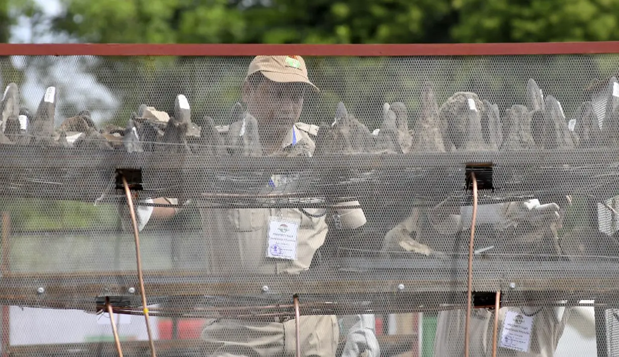 Petugas hutan menata cula badak sitaan pada tungku sebelum membakarnya untuk menandai Hari Badak Sedunia dekat Taman Nasional Kaziranga, Bokakhat, India, 22 September 2021. Kegiatan ini sebagai peringatan kepada pemburu liar bahwa membunuh hewan langka merupakan tindakan ilegal. (Biju BORO/AFP)