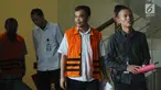Mantan Kabiro Pembinaan SDH Perum Perhutani Unit 1 Jateng, Bambang Wuryanto (ketiga kiri) usai menjalani pemeriksaan di Gedung KPK, Jakarta, Jumat (29/9). BW diduga korupsi pengadaan urea tablet di Perum Perhutani unit 1. (Liputan6.com/Helmi Fithriansyah)