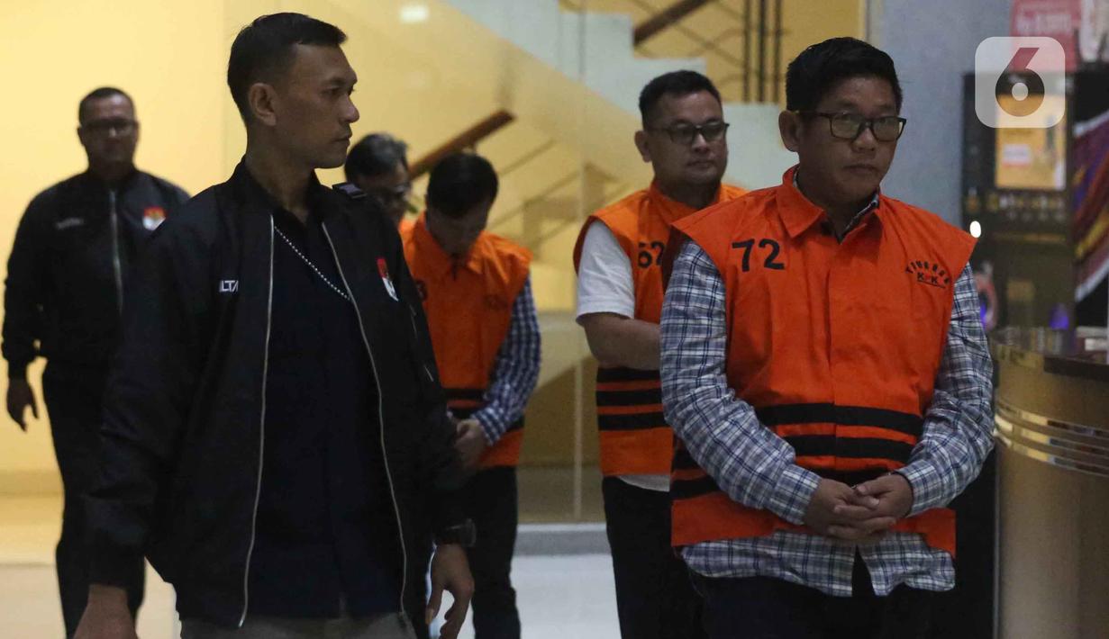 Diketahui, kasus suap di Dinas PUPR ini bermula dari operasi tangkap tangan (OTT) KPK di Kabupaten OKU pada 15 Maret 2025 lalu. Tampak dalam foto, Wakil Ketua Dewan Perwakilan Rakyat Daerah (DPRD) Kabupaten Ogan Komering Ulu periode 2024-2029, Parwanto (depan) sesaat sebelum rilis penetapan penahanan di Gedung Merah Putih Komisi Pemberantasan Korupsi (KPK), Jakarta, Kamis 20 November 2025. (Liputan6.com/Helmi Fithriansyah)