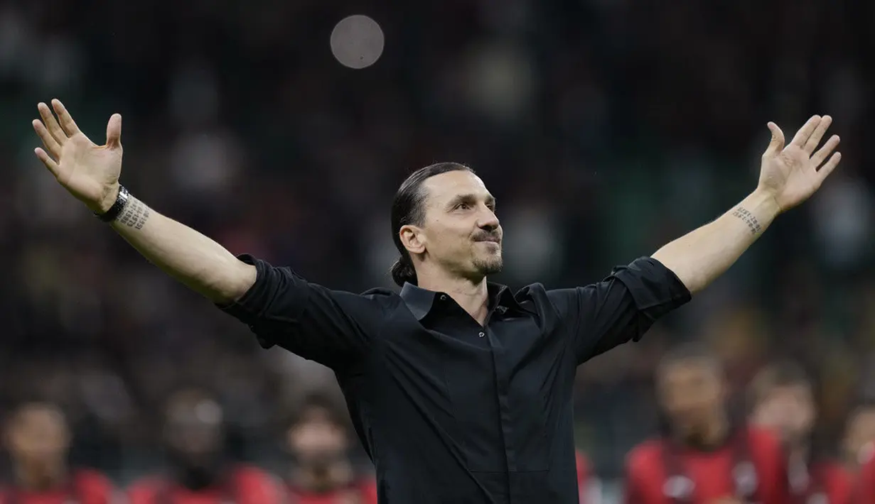 <p>Ibrahimovic memberikan pidato perpisahan kepada fans Milanisti di stadion. (AP Photo/Antonio Calanni)</p>