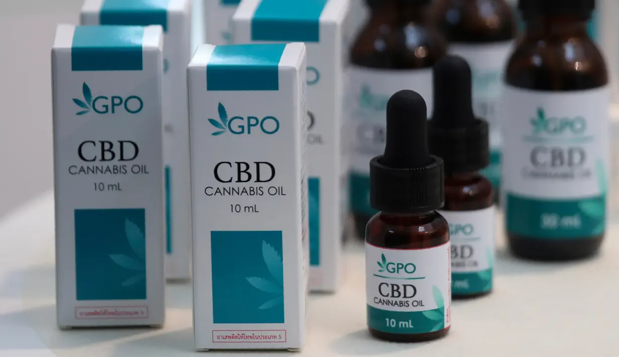 Botol-botol minyak ganja hasil ekstraksi ditampilkan saat konferensi pers di Kementerian Kesehatan Thailand, Bangkok, Rabu (7/8/2019). Laman CNN menulis, sekitar 10 ribu botol ganja medis siap didistribusikan ke sejumlah rumah sakit pemerintah di Thailand. (AP Photo/Sakchai Lalit)