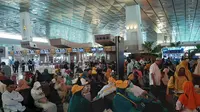 Calon jemaah umrah saat berada di Bandara Soekarno-Hatta. Mereka tertahan setelah Arab Saudi mengeluarkan larangan umrah lantaran mengantisipasi virus corona. (Liputan6.com/Pramita Tristiawati)