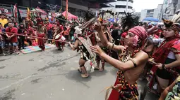 Sejumlah tatung pria melakukan atraksi dalam Festival Cap Go Meh 2570 di Seasons City, Jakarta,  Minggu (24/3). Acara ini mengusung tema The Little Singkawang. (Liputan6.com/Fery Pradolo)