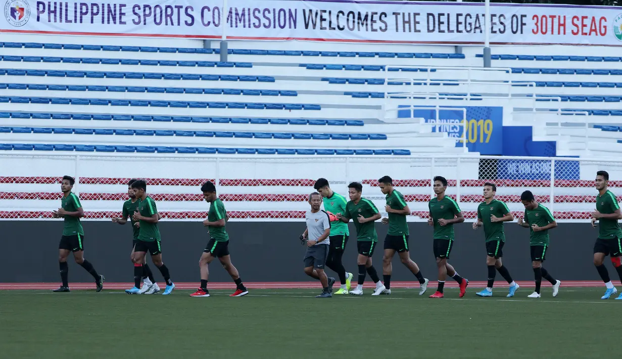 Para pemain Timnas Indonesia U-22 berlari santai saat latihan di Stadion Rizal Memorial, Manila, Rabu (27/11). Latihan ini persiapan jelang laga SEA Games 2019 melawan Singapura U-22. (Bola.com/M Iqbal Ichsan)