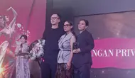 Tangan Prive menerima penghargaan Anugerah Rupa Tenun Nusantara di Acara Parade Wastra Nusantara di Kota Kasablanka, Sabtu (9/8). (Foto: Liputan6.com/Vindy Therecia)