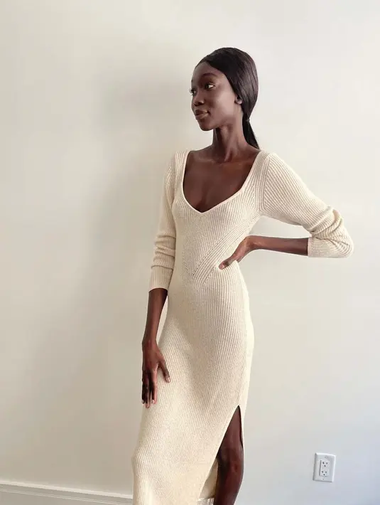 Knit midi dress juga bisa menjadi alternatif mendapatkan tampilan yang manis, tapi juga nyaman dan hangat. Beberapa detail, seperti slit di samping dan deep v-neck akan menambah nuansa yang menyenangkan pada keseluruhan penampilanmu. Foto: Pinterest.