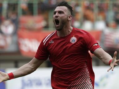Striker Persija Jakarta, Marko Simic, merayakan gol yang dicetaknya ke gawang 757 Kepri Jaya pada laga Piala Indonesia di Stadion Patriot Bekasi, Jawa Barat, Rabu (23/1). Persija menang 8-2 atas Kepri. (Bola.com/Yoppy Renato)