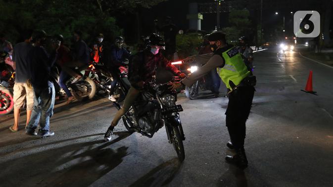 Polres Karawang Jaga 6 Titik Penyekatan Selama 24 Jam Saat PPKM Darurat - Vimarsana News