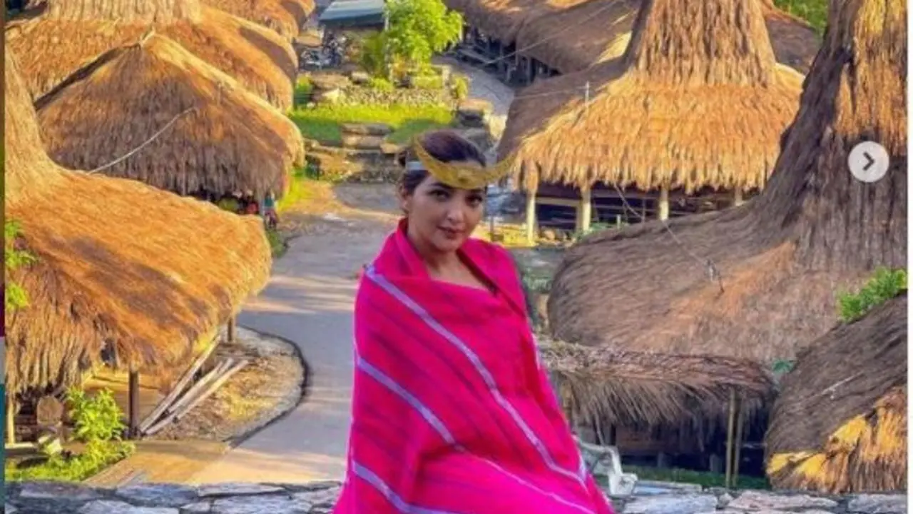 Ashanty Berpose dengan Latar Kampung Paijing yang Sering Disangka Lukisan