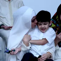 Kini, momen yang terlihat antara Risty Tagor dan anaknya jadi begitu manis. (Bintang.com)