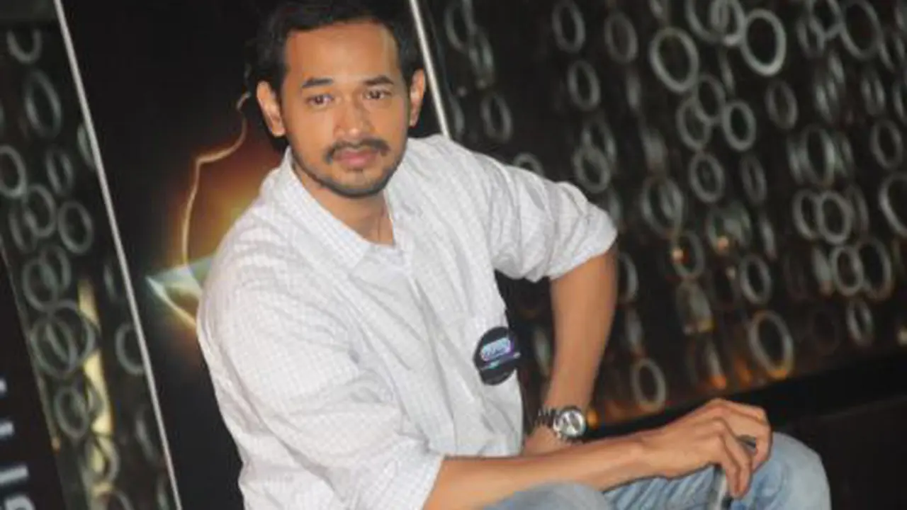 Oka Antara Lebih Suka Ngobrol dengan Istri di Ranjang