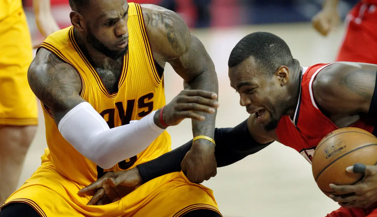 Paul Millsap berusaha dihentikan pergerakannya oleh LeBron James. (EPA/DAVID MAXWELL)