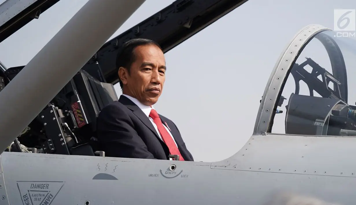 Presiden Joko Widodo (Jokowi) menaiki kokpit pesawat JF-17 Thunder di Pangkalan Udara Nur Khan, Islamabad, Pakistan, Sabtu (27/1). Jokowi juga memperhatikan panel-panel yang ada di pesawat tempur. (Liputan6.com/Pool/Rusman Biro Pers Setpres)