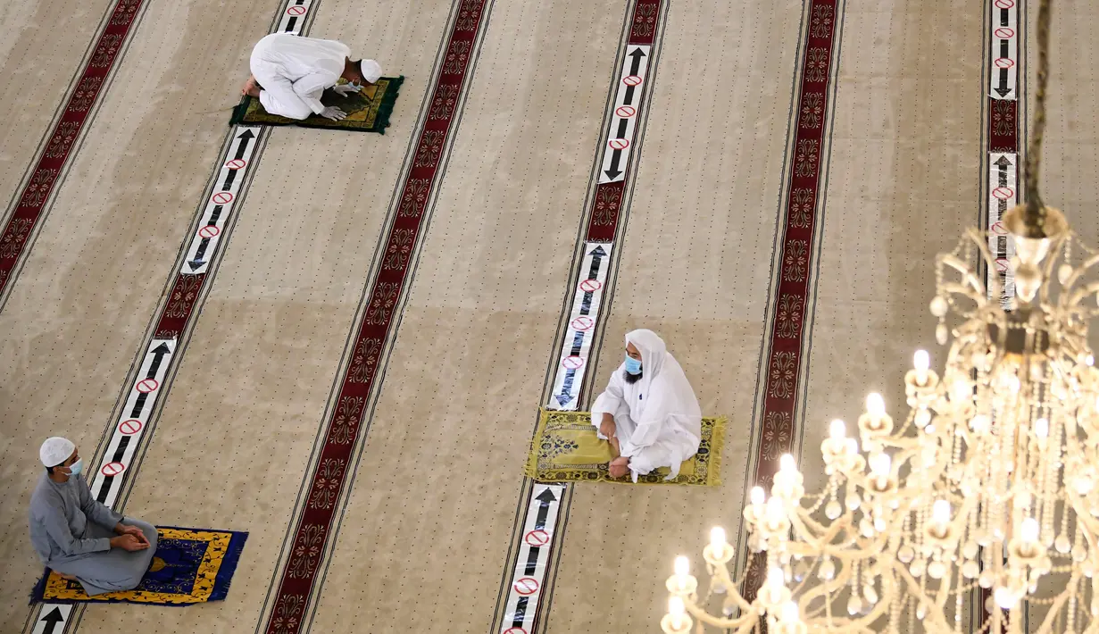 Jemaah menjaga jarak ketika salat di sebuah masjid di Sharjah setelah Uni Emirat Arab membuka kembali tempat-tempat ibadah pada Rabu (1/7/2020). Sebelumnya UEA menghentikan sementara salat berjemaah di masjid-masjid dan tempat ibadah lainnya untuk menghentikan penyebaran Covid-19. (KARIM SAHIB/AFP)