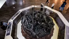 Pengunjung mengamati patung yang menggambarkan Pertempuran Surabaya, yang terjadi pada bulan November 1945 antara pejuang Indonesia melawan pasukan Sekutu Inggris dan NICA untuk menegakkan kembali kekuasaan kolonial Belanda setelah berakhirnya Perang Dunia II, dalam acara 'Malam di Museum 2025' di Museum 10 November, Surabaya, Jawa Timur, Sabtu 29 November 2025. Keseruan menikmati museum di malam hari kembali hadir di Museum Tugu Pahlawan Surabaya, Jawa Timur. (Juni KRISWANTO/AFP)