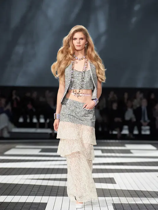 Virginie Viard ingin memberi penghargaan untuk para bintang film hebat dan membangkitkan kesenangan yang bisa didapatkan dari aerobik, olahraga, dan sepatu roda. Koleksi ini adalah tentang mimpi di satu sisi dan apa yang ingin kamu kenakan di sisi lainnya, tentang keseimbangan. Foto: Document/Chanel.