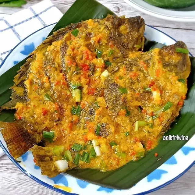 Sepiring ikan nila bumbu kuning (IG @aniktriwina)