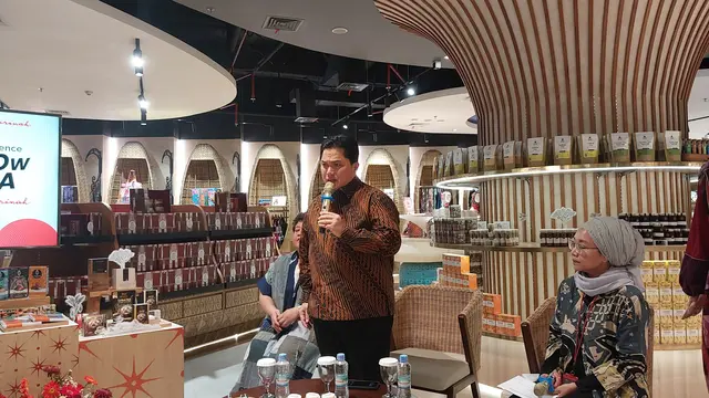 Menteri BUMN Erick Thohir mengungkap produk UMKM lokal Indonesia bisa bersaing dengan produk dari luar negeri.