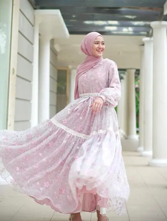 Cut Syifa terlihat anggun dalam balutan dress floral dan pashmina nuansa soft pink. [Foto: IG/cutsyifaa].