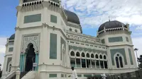 Penyemprotan cairan disinfektan dilakukan di sejumlah masjid yang berada di inti Kota Medan, Ibu Kota Provinsi Sumut