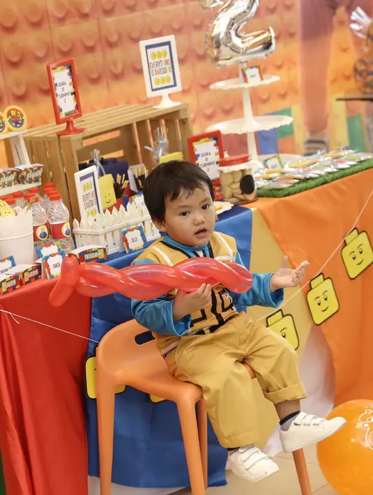 Mengangkat tema dengan konsep Lego, perayaan ulang tahun Sigra memang terbilang sederhana. Tamu undagan yang hadir hanya sanak keluarga, anak-anak yayasan dan orang-orang terdekat. (Galih W. Satria/Bintang.com)