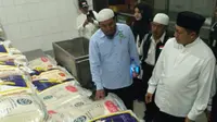 Menteri Agama Lukman Hakim Saifuddin memeriksa ketersediaan beras untuk makanan jemaah haji. (Dream)