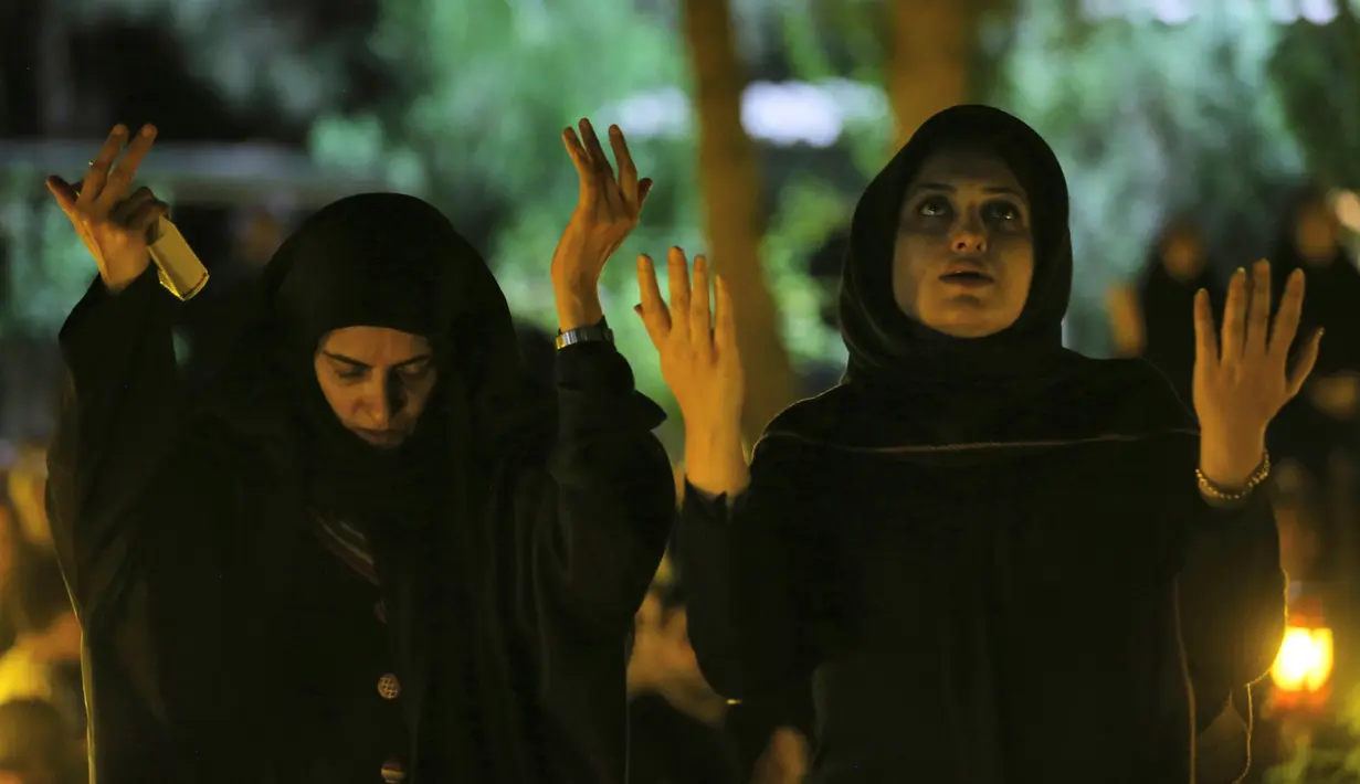 orang perempuan berdoa pada malam Ramadan di Teheran, Iran (16/6). Mereka percaya bahwa malam Lailatul Qadar jatuh pada tanggal 19, 21 atau 23 Ramadan. (AP Photo/Vahid Salemi)