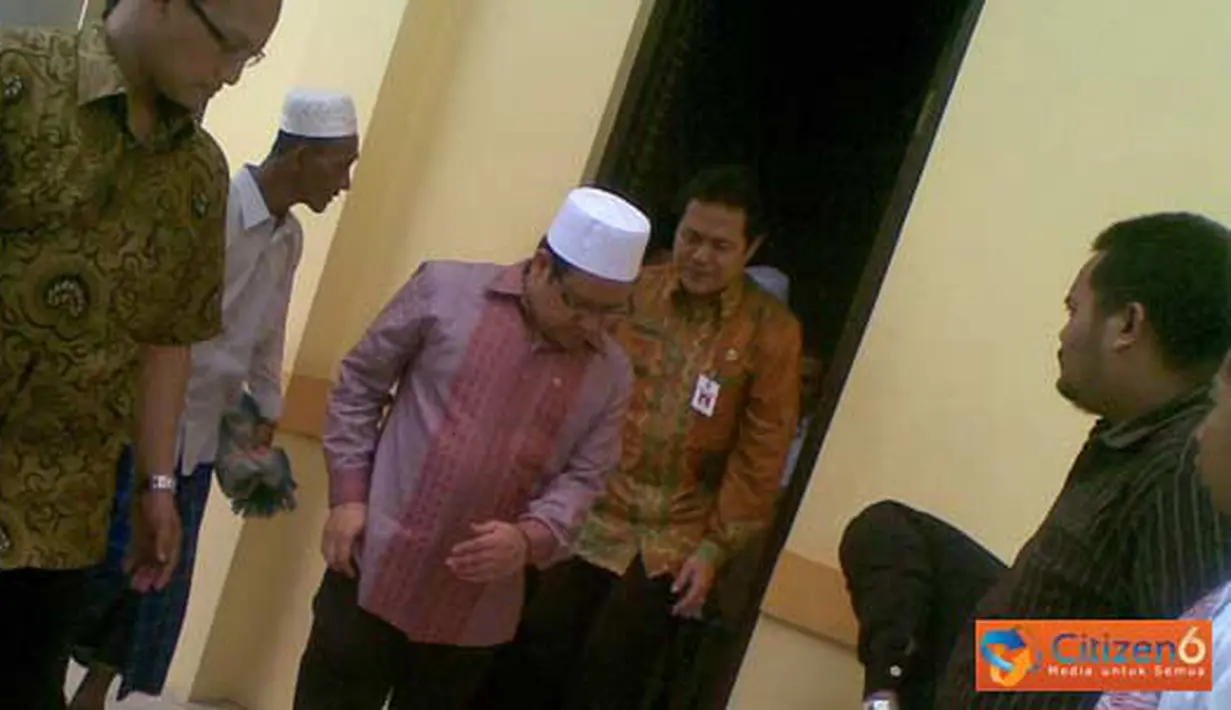 Citizen6, Kalimantan: Muhaimin Iskandar, Menakertrans, usai salat Jumat berjamaah di Masjid Agung Alkaromah, Martapura, Kalimantan Selatan. Tempat ibadah ini sering disinggahi para menteri RI mau pun alim ulama yang berkunjung ke Martapura.