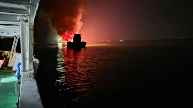 Kapal angkutan bahan kimia terbakar