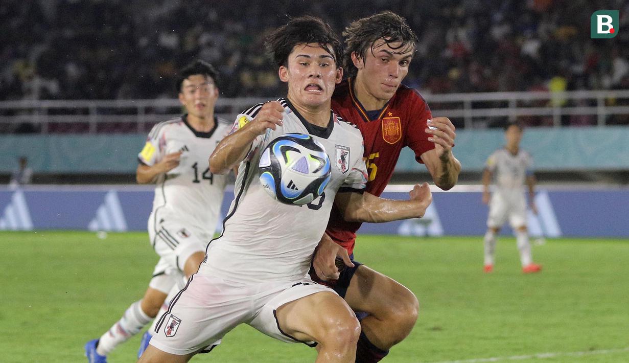 <p>Pemain Timnas Spanyol U-17, Andres Cuenca (kanan) membayangi pergerakan pemain Jepang U-17, Alen Inoue dalam pertandingan babak 16 Besar Piala Dunia U-17 di Stadion Manahan, Solo, Senin (20/11/2023). (Bola.com/Arief Bagus)</p>