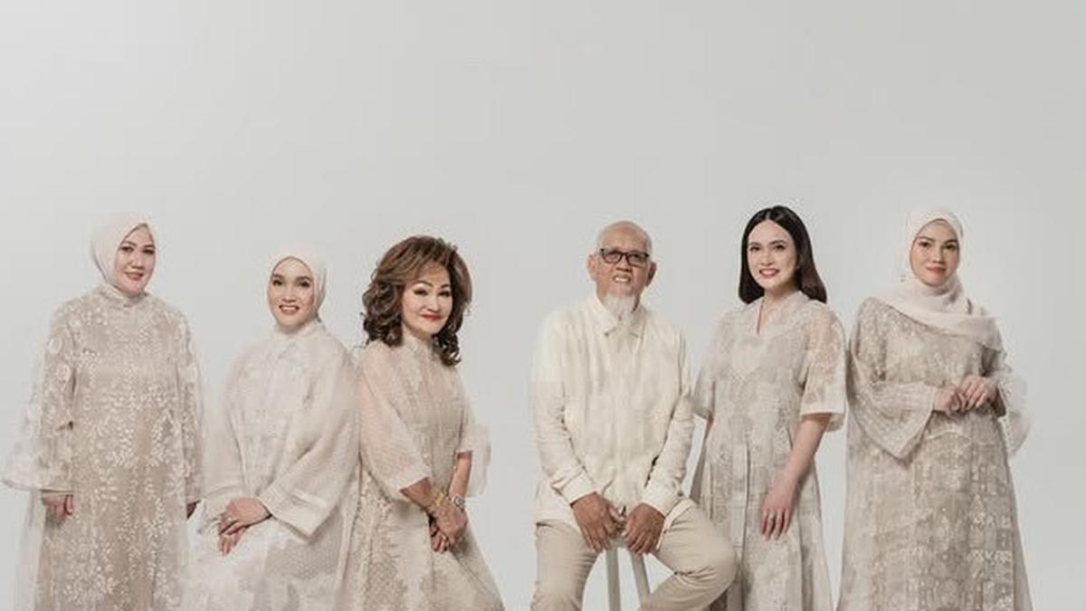 Jelang Lebaran, 6 Potret Shandy Aulia Foto Keluarga Penuh Toleransi Kompak dengan Ketiga Kakak Muslim Kenakan Busana dari Desainer Lokal
