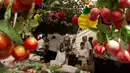 Umat Yahudi berbelanja barang-barang yang akan digunakan dalam ritual Hari Raya Sukkot di Yerusalem, 20 September 2021. Tenda tempat mereka berbelanja didirikan di seberang Pasar Mahane Yehuda yang diperuntukkan bagi pemegang Green Pass yang sudah divaksinasi COVID-19. (AP Photo/Maya Alleruzzo)