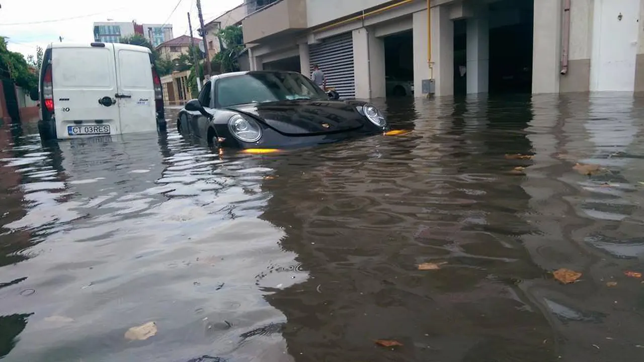 Porsche Terendam Banjir Pemiliknya Gigit Jari