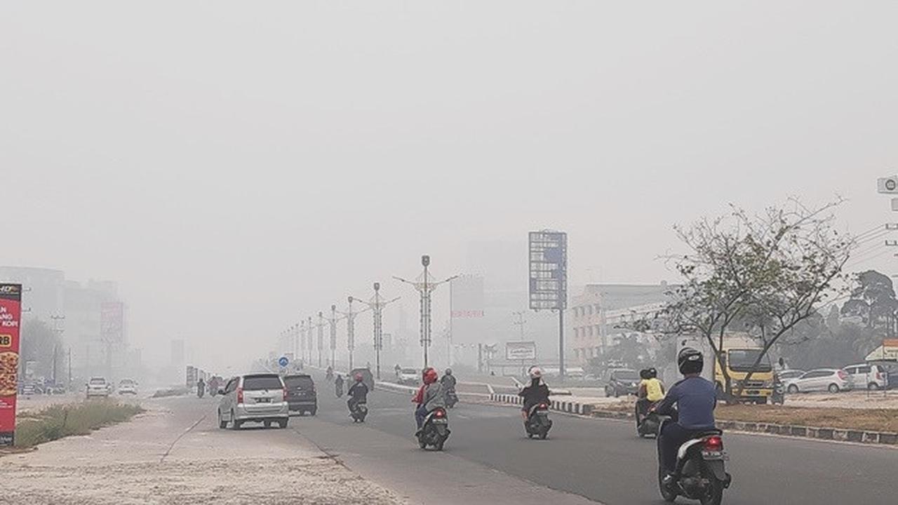 Jarak pandang di Pekanbaru kian terbatas karena kabut asap hasil Karhutla di berbabagi wilayah Riau.