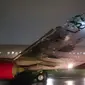 Tabrakan pesawat Batik Air-Trans Nusa di Bandara Halim Perdanakusuma, Jakarta, Senin (4/4). (Liputan6.com/Iyas Istianur Praditya)