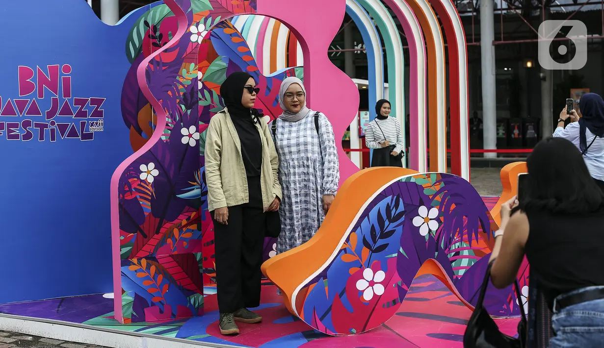 Pengunjung berfoto saat menghadiri BNI Java Jazz Festival 2022 hari kedua di JIExpo Kemayoran, Jakarta, Sabtu (28/5/2022). Perhelatan musik BNI Java Jazz Festival 2022 digelar pada 27-29 Mei dengan menampilkan musisi-musisi dari dalam dan luar negeri. (Liputan6.com/Johan Tallo)
