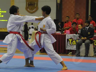  Kejuaraan Nasional Karate Piala Panglima TNI III tahun 2015 digelar di Gor Ahmad Yani Mabes TNI Cilangkap, Jakarta, Kamis (15/1/2015). (Liputan6.com/ Herman Zakharia)