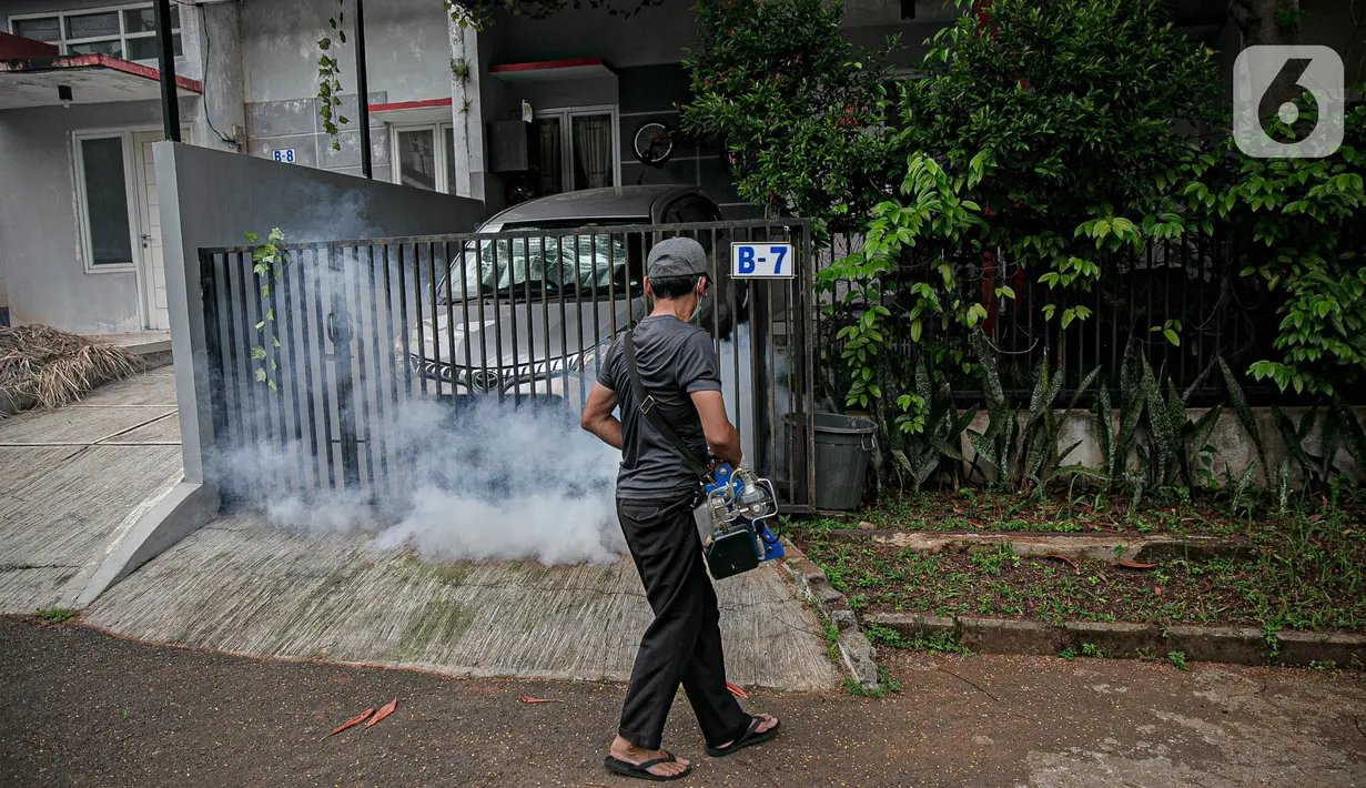 Aktivitas "fogging" atau pengasapan di perumahan Cinere Green Valley, Tangerang Selatan, Minggu (17/1/2021). Pengasapan untuk pencegahan penyakit Demam Berdarah Dengue (DBD) yang disebabkan gigitan nyamuk Aedes Aegypti terlebih sudah memasuki musim hujan. (Liputan6.com/Faizal Fanani)