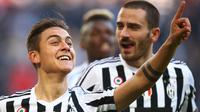 Dua pemain Juventus, Paulo Dybala (kiri) dan Leonardo Bonucci (kanan). (AFP/Marco Bertorello)